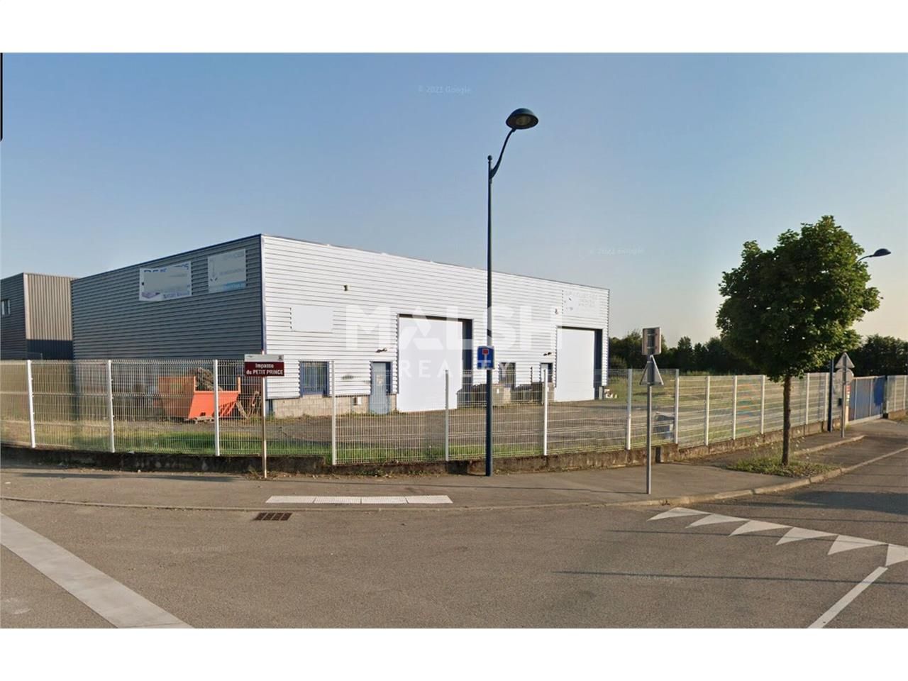 Sur un terrain clos sécurisé par un portail, nous