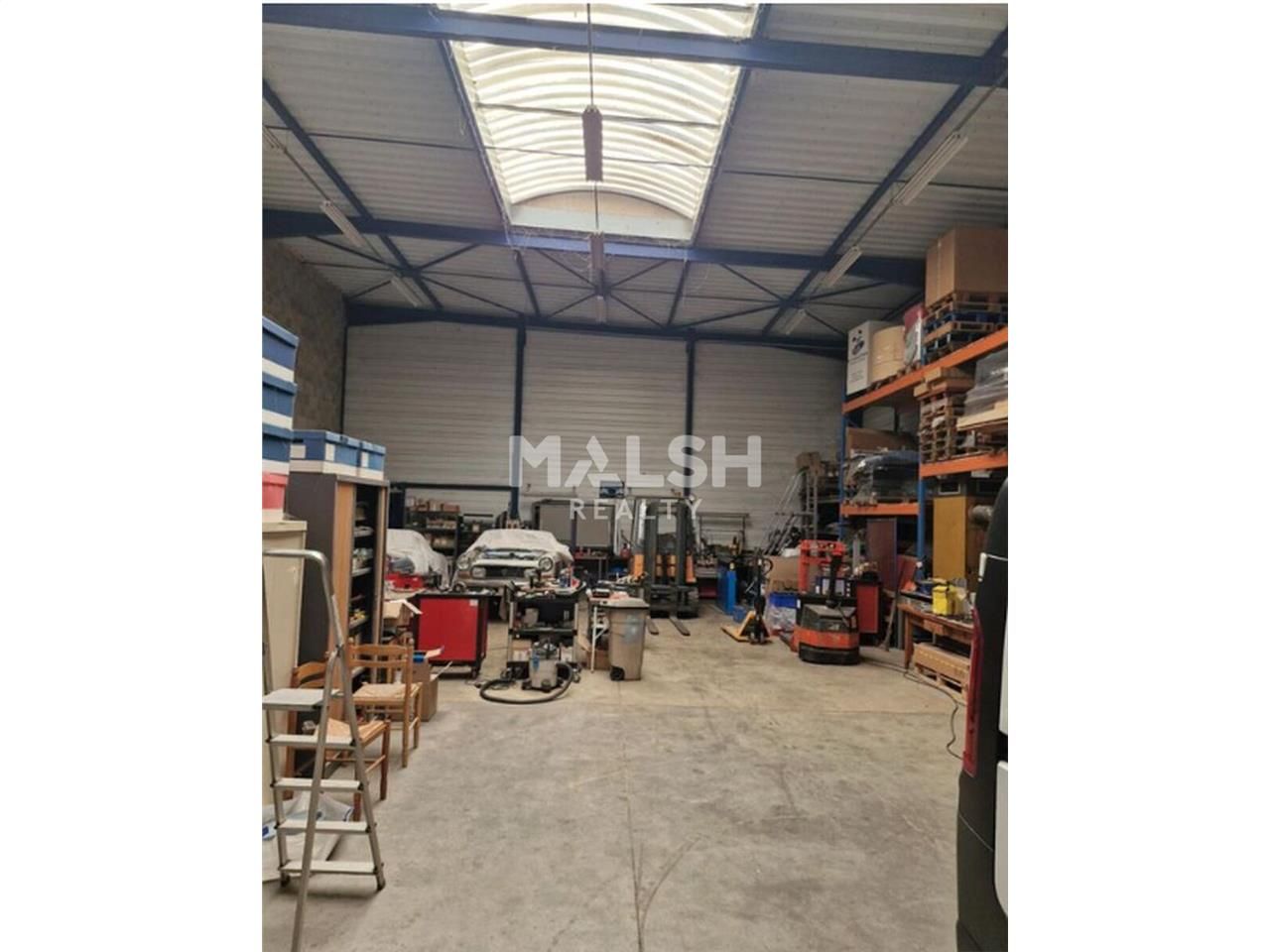 Sur un terrain clos sécurisé par un portail, nous