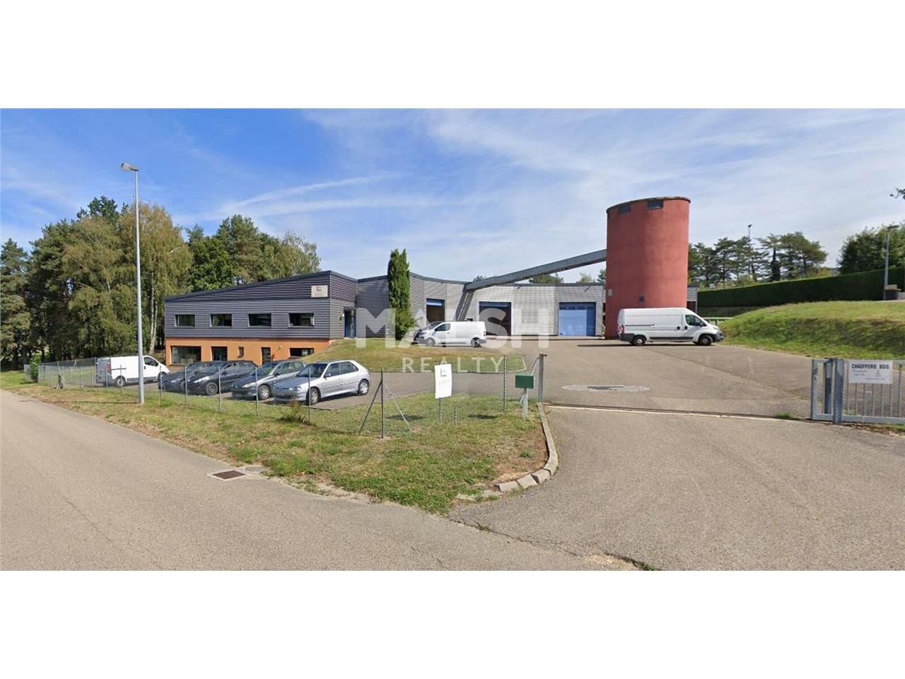 Sur un terrain indépendant et enrobé de 5 635 m²,