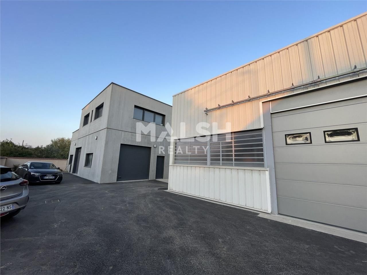 Sur un terrain clos et aménagé de 749 m², nous vo