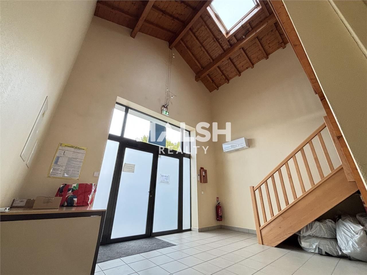 Nous vous proposons à la location 110 m² de burea