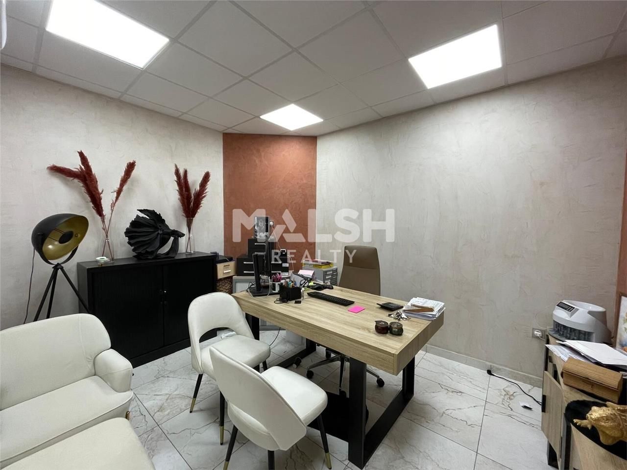 Au sein d'un parc d'activités clos et sécurisé av