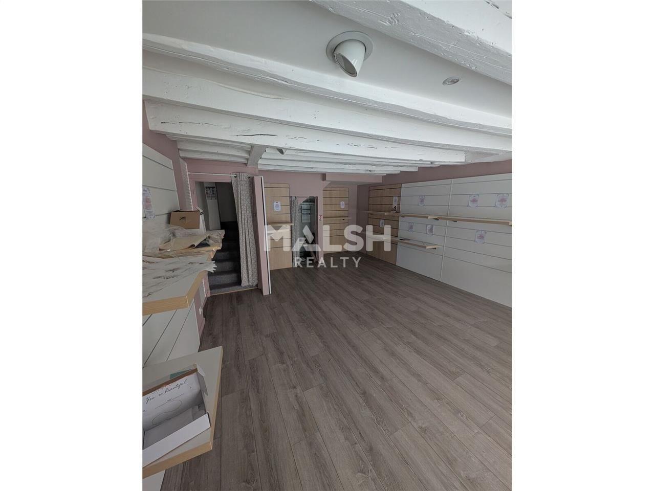 Nous vous proposons à la location un local commer