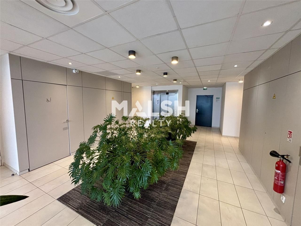 Nous vous proposons à la vente des bureaux de 305