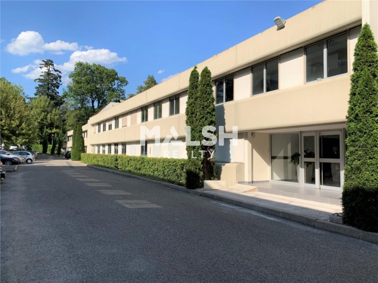 Dans un cadre verdoyant à Ecully à proximité immé