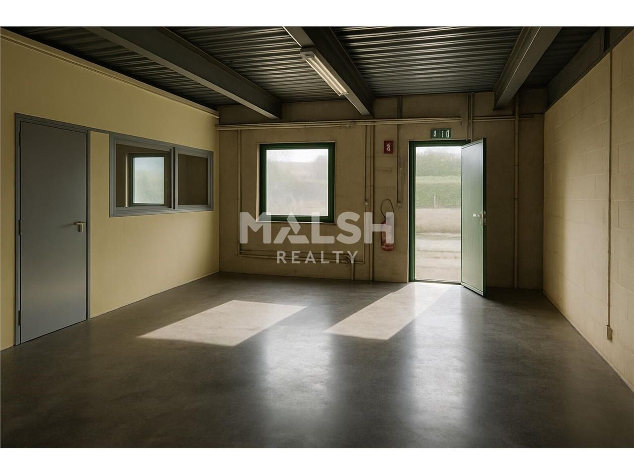 Au sein d'un petit ensemble artisanal, dans un en