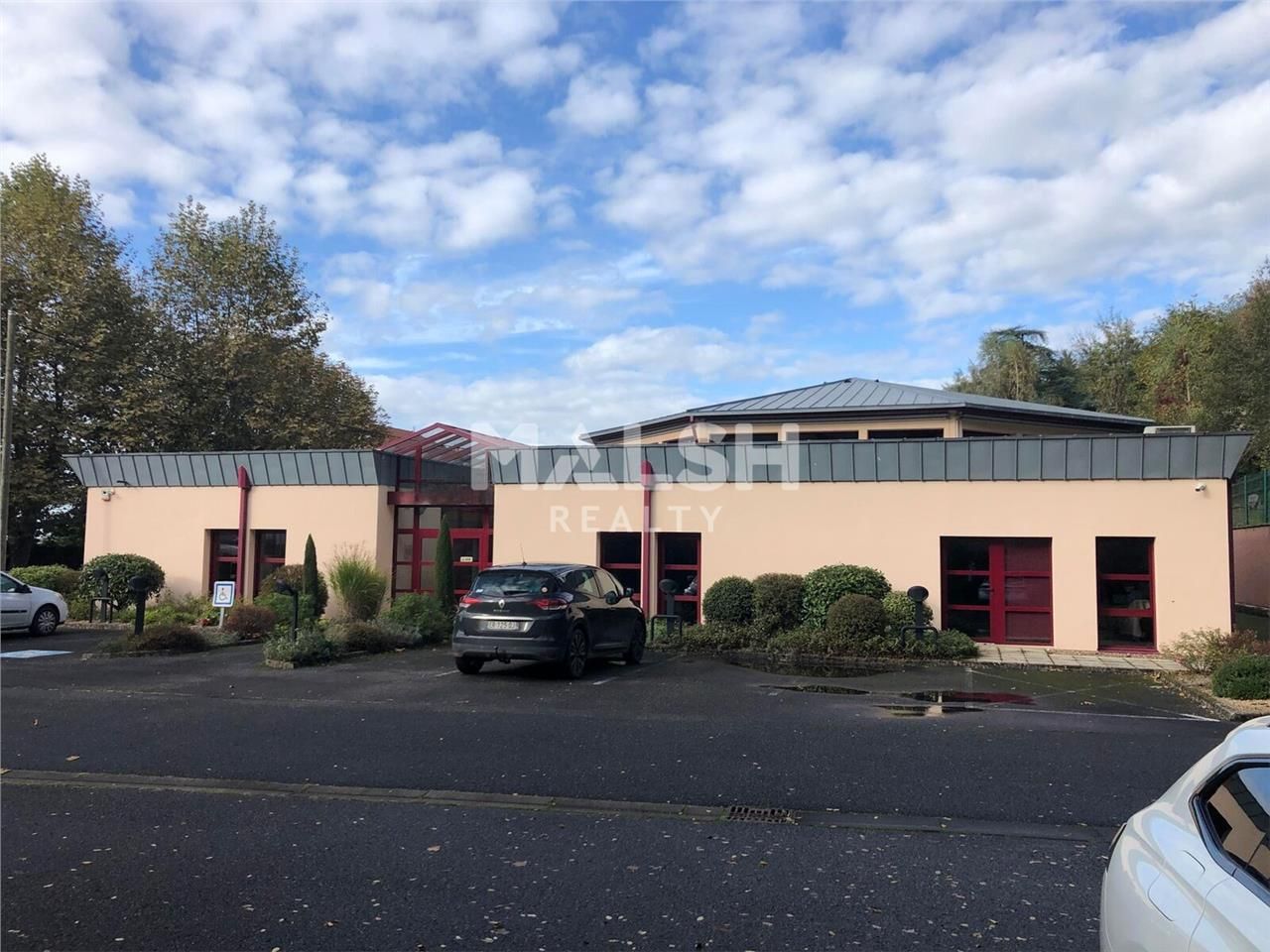 A proximité immédiate du centre-ville de Thizy-le