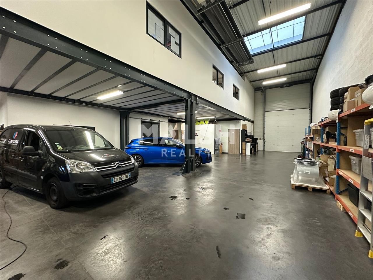 Au sein d'un parc d'activités clos à Décines-Char