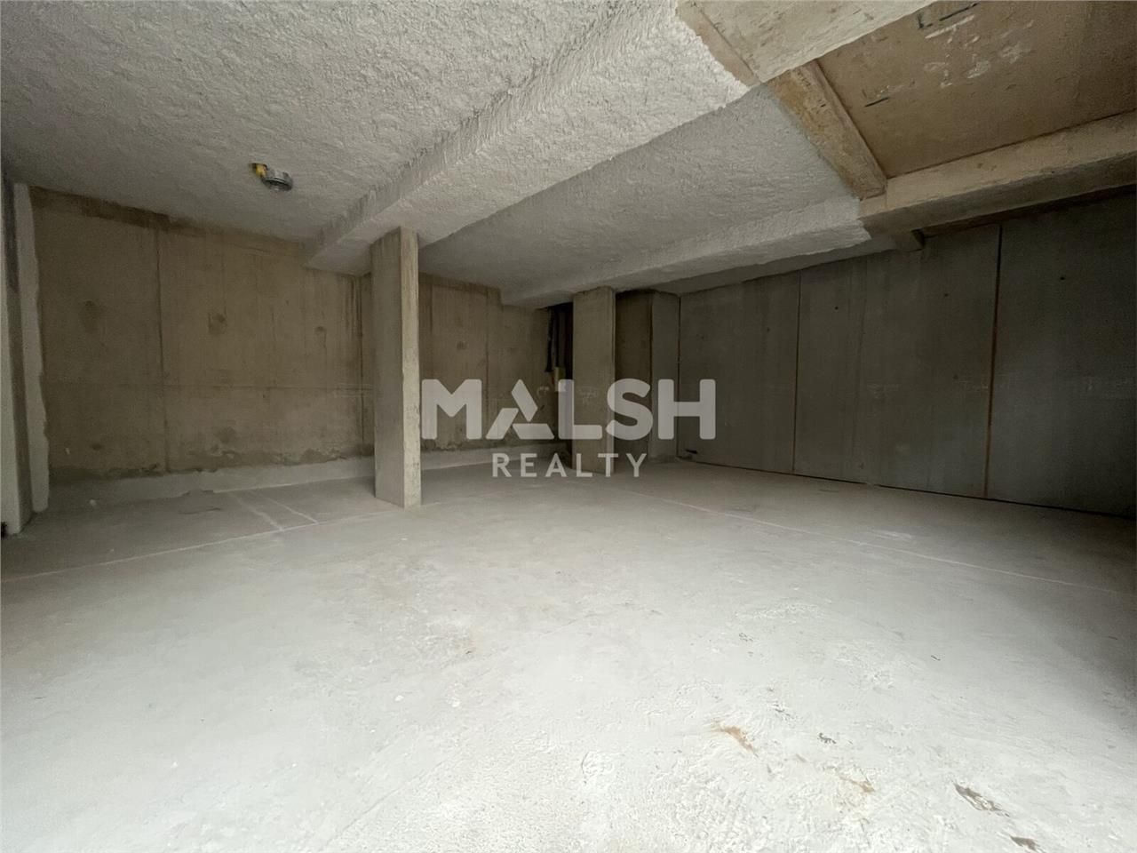 Nous vous proposons à la location un local brut d