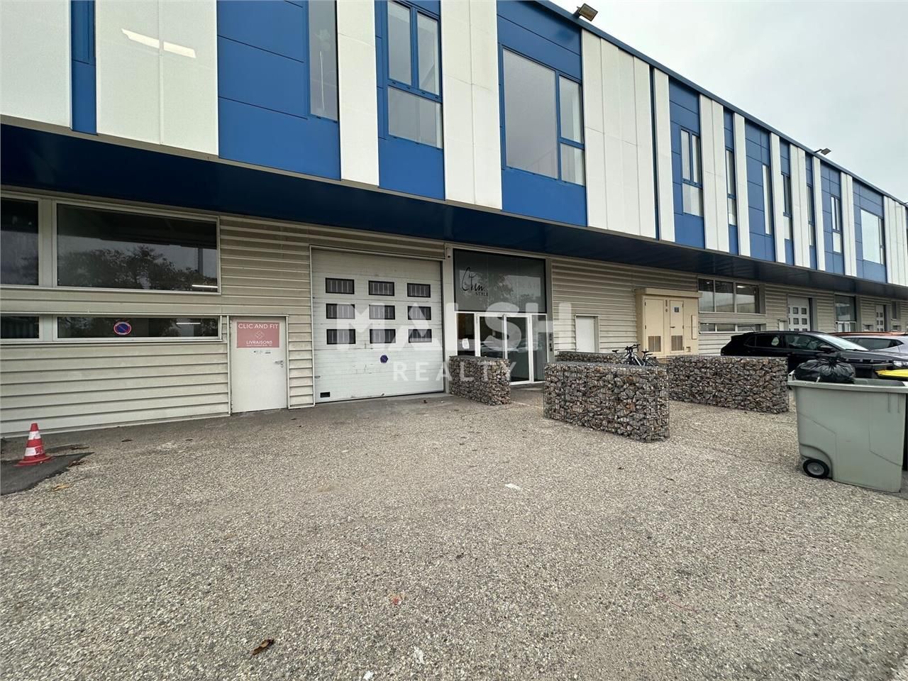 Au sein d'un parc d'activités mixte clos à Caluir