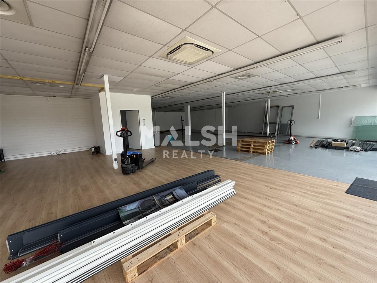 Nous vous proposons à la location, un local comme