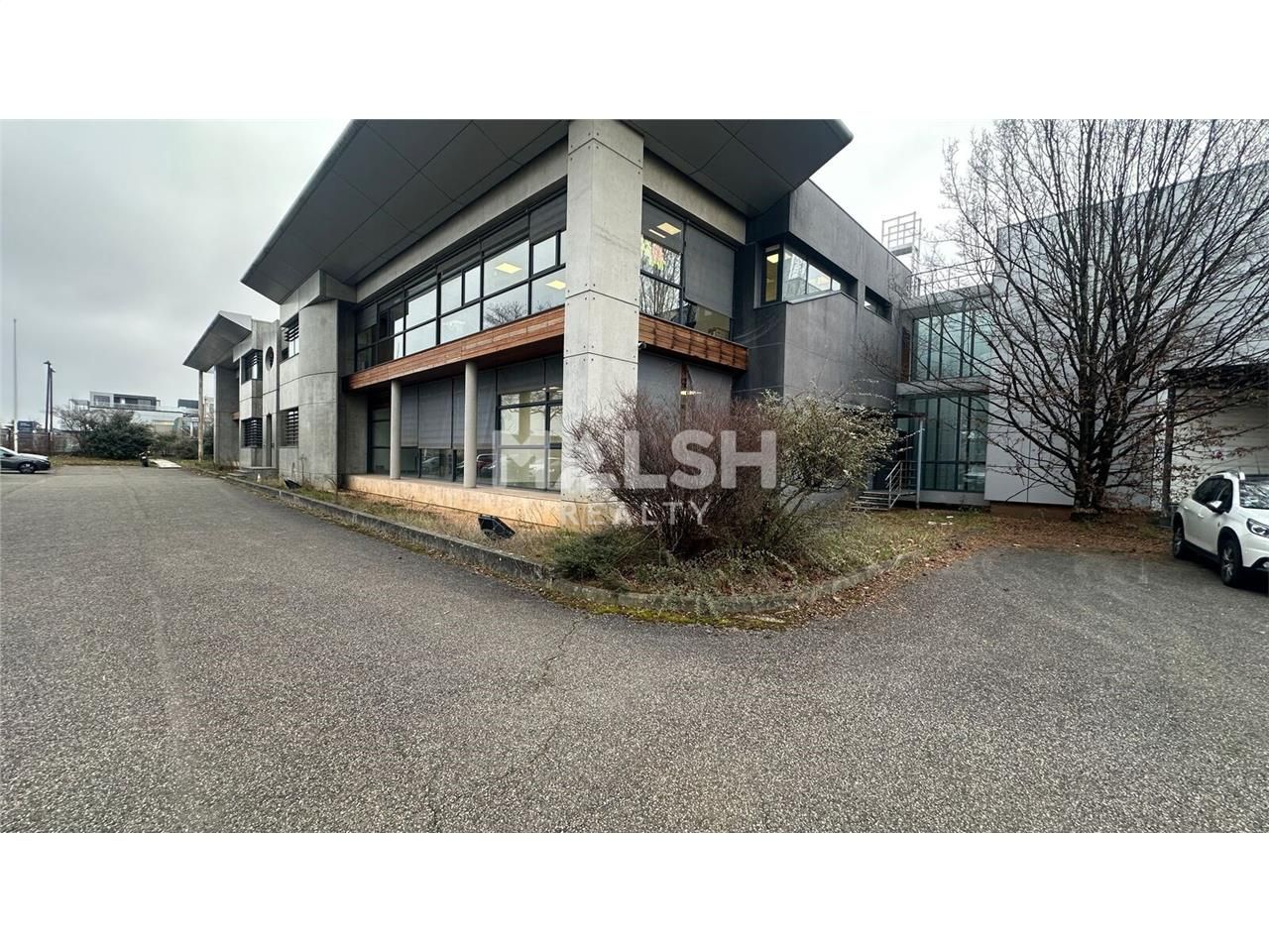 Sur un terrain clos de 6 547 m², nous vous propos