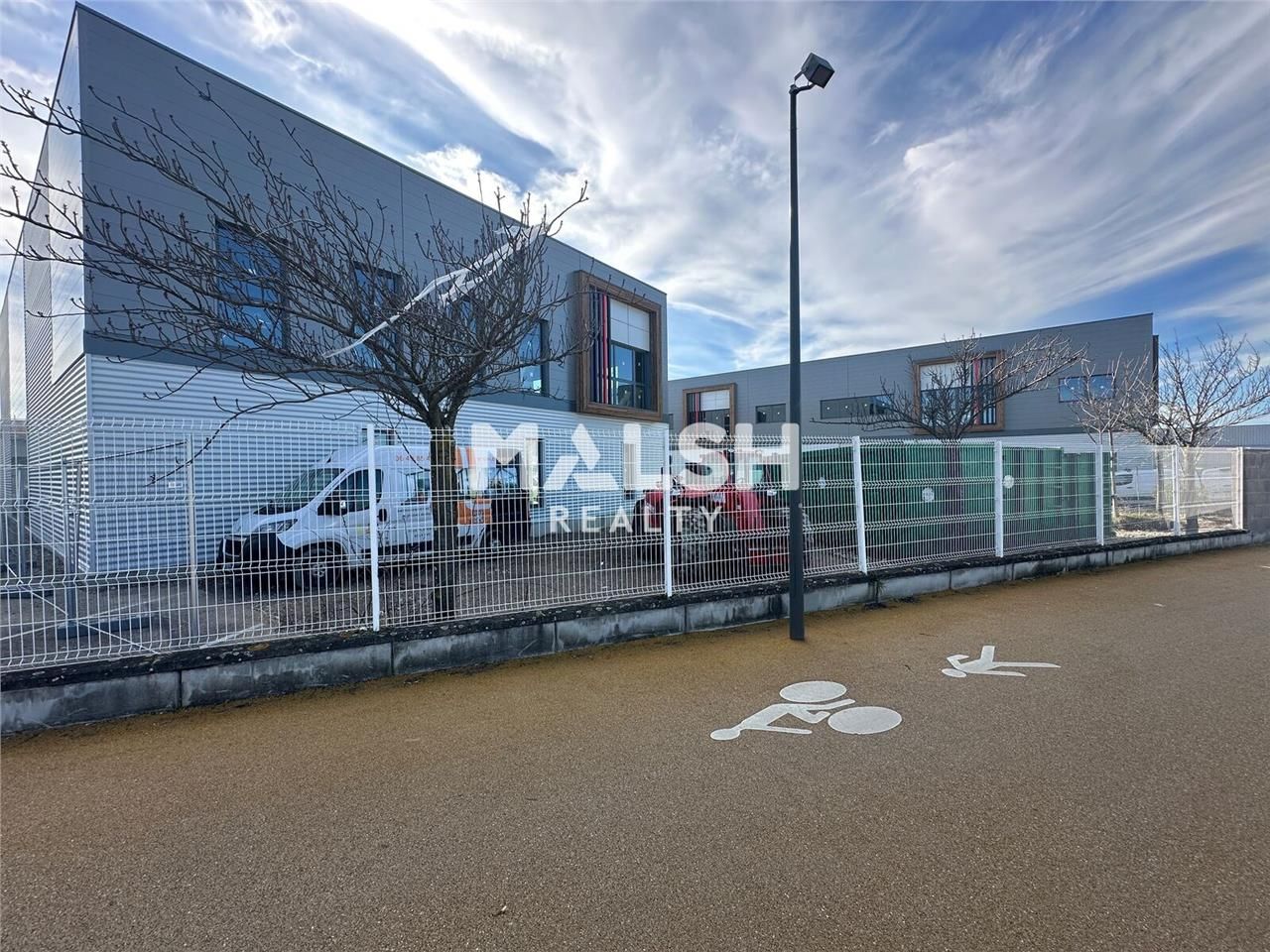 À 15 km du centre-ville, aux portes de Lyon dans