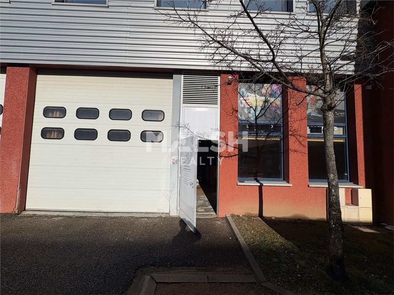 Au sein d'un parc d'activités récent à Brignais, 