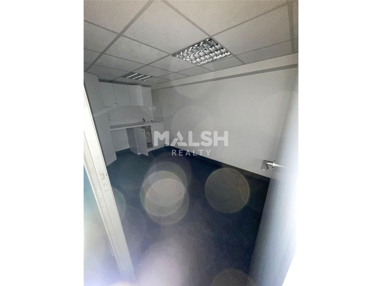 Nous vous proposons à la location un local commer