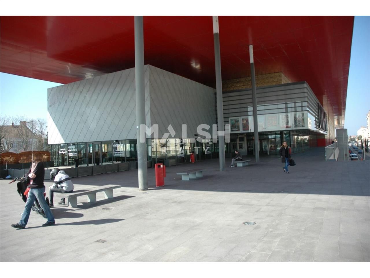 Au sein d'une zone commerciale dans le centre-vil