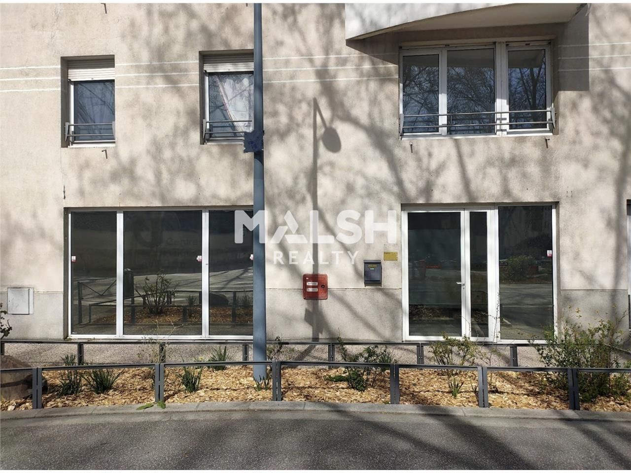 Retrouvez 94 m² de bureaux en rez-de-chaussée sit