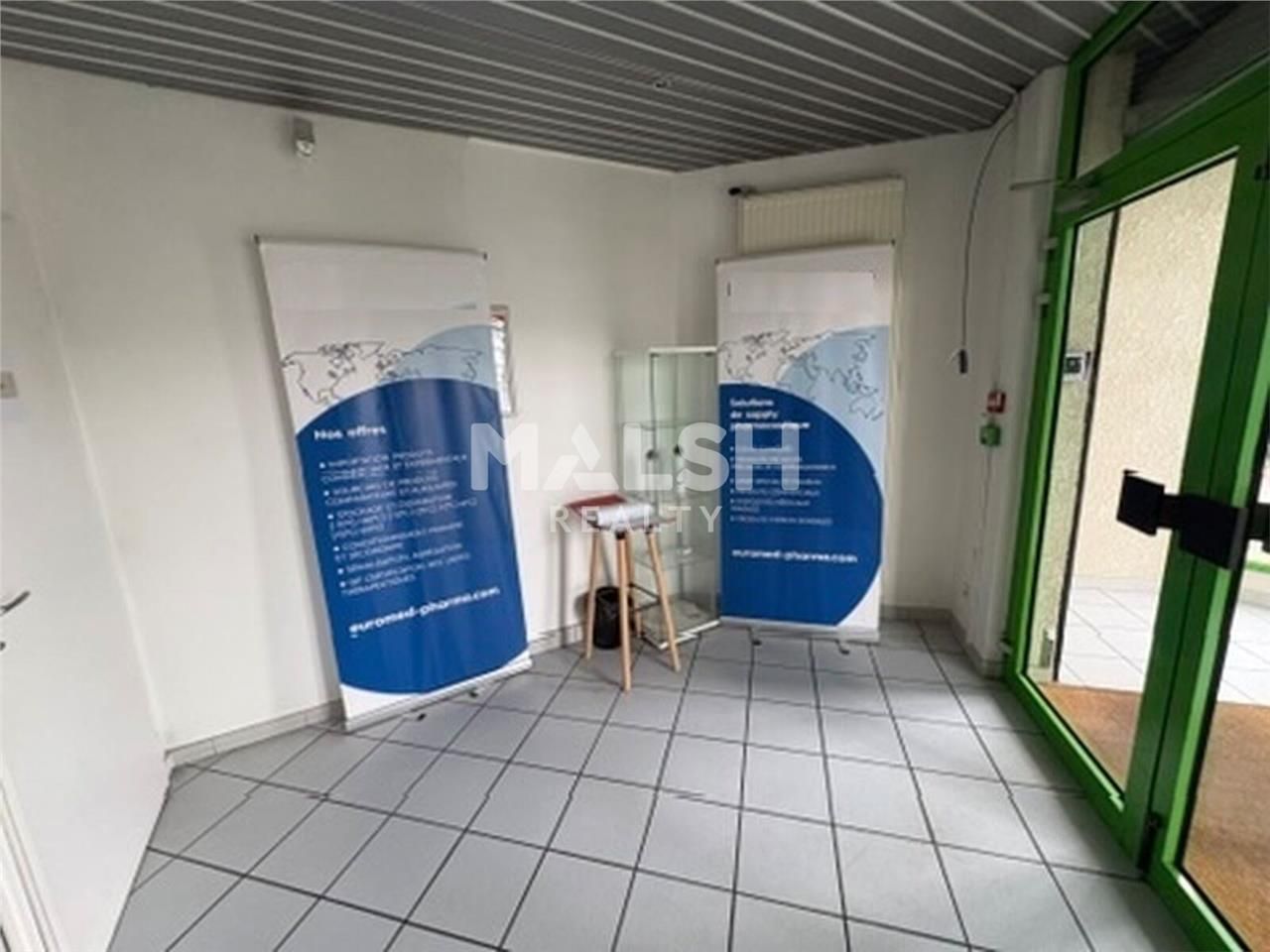 Au sein d'un petit ensemble artisanal, dans un en