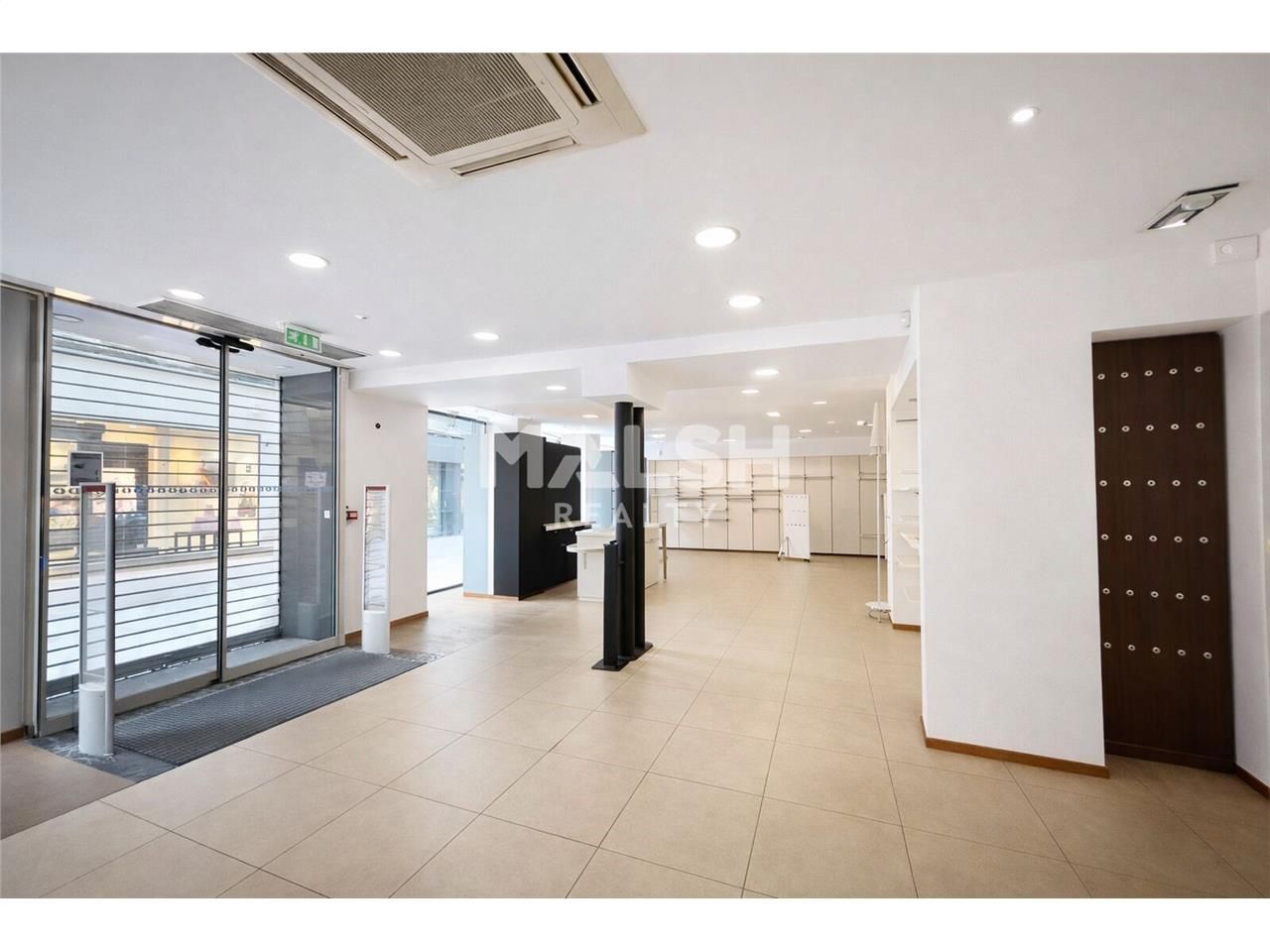 Nous vous proposons à la location, un local comme