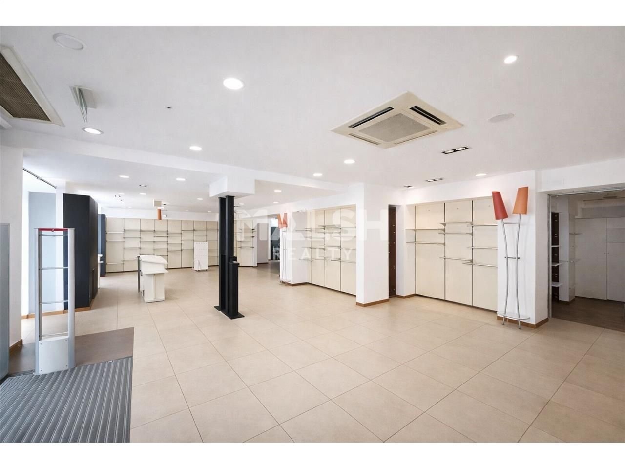 Nous vous proposons à la location, un local comme