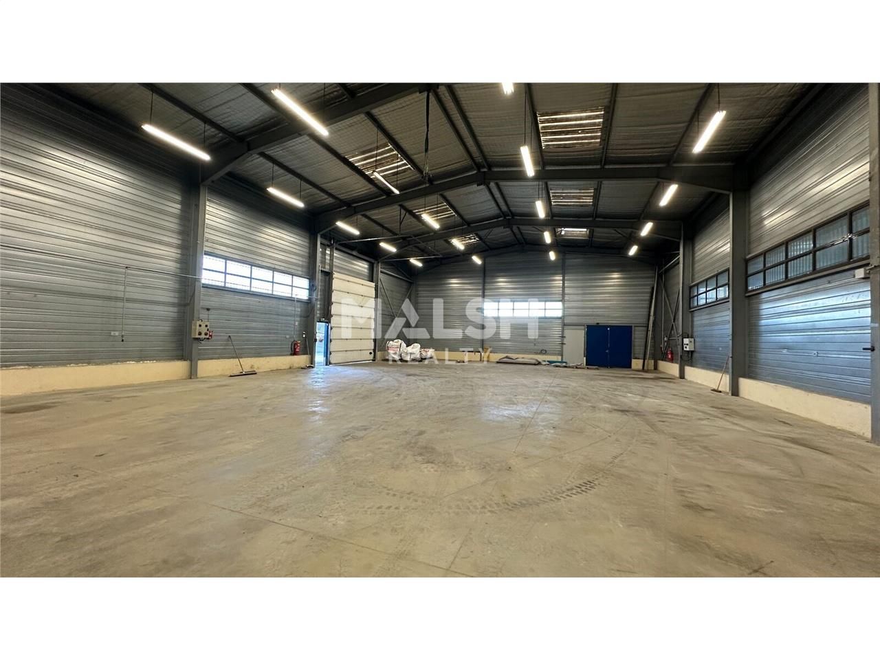 Sur un terrain clos et sécurisé par portail autom