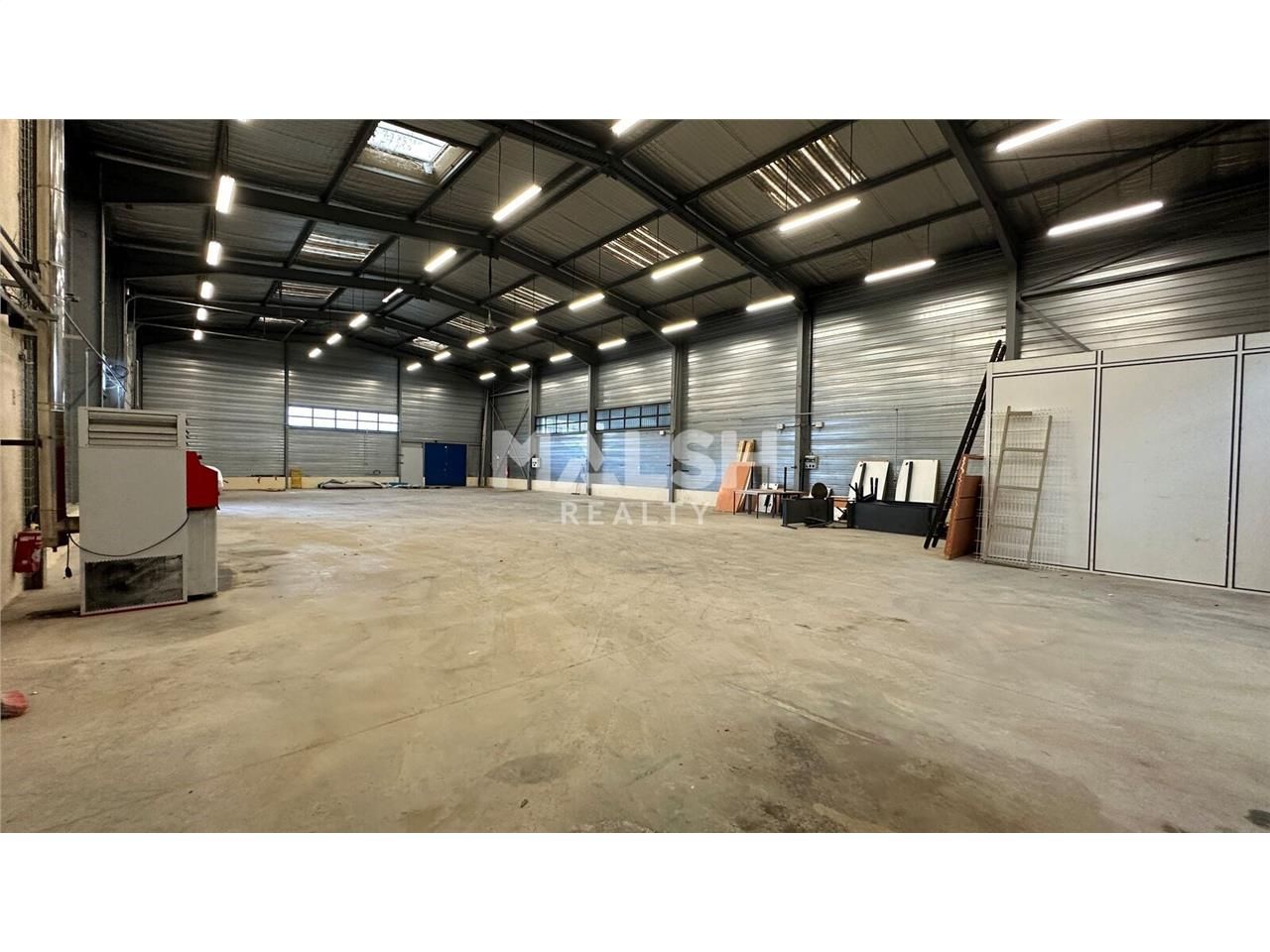 Sur un terrain clos et sécurisé par portail autom