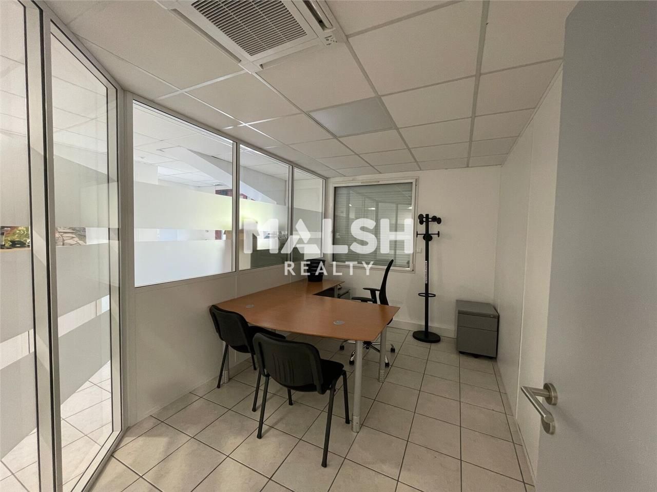 Au sein d'un parc d'activités à 4 min de l'autoro