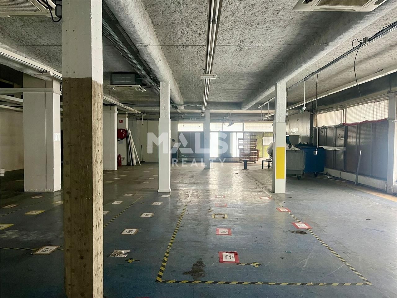 Nous vous proposons à la location, un local comme