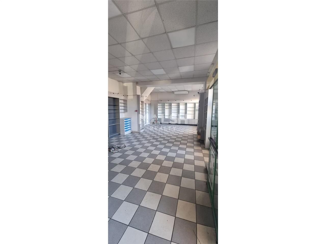 Nous vous proposons à la location un local commer