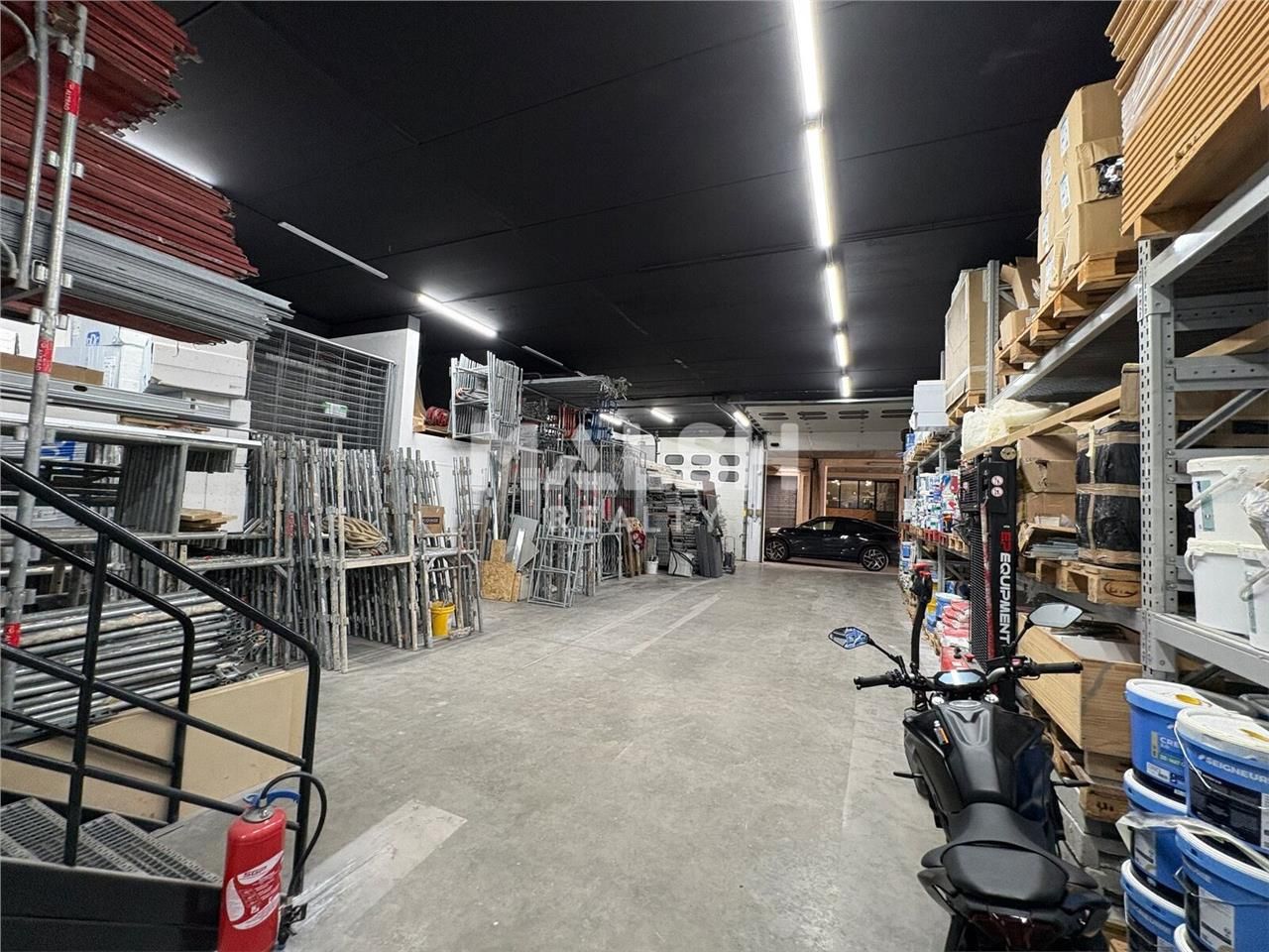 Au sein d'un parc d'activités à 4 min de l'autoro