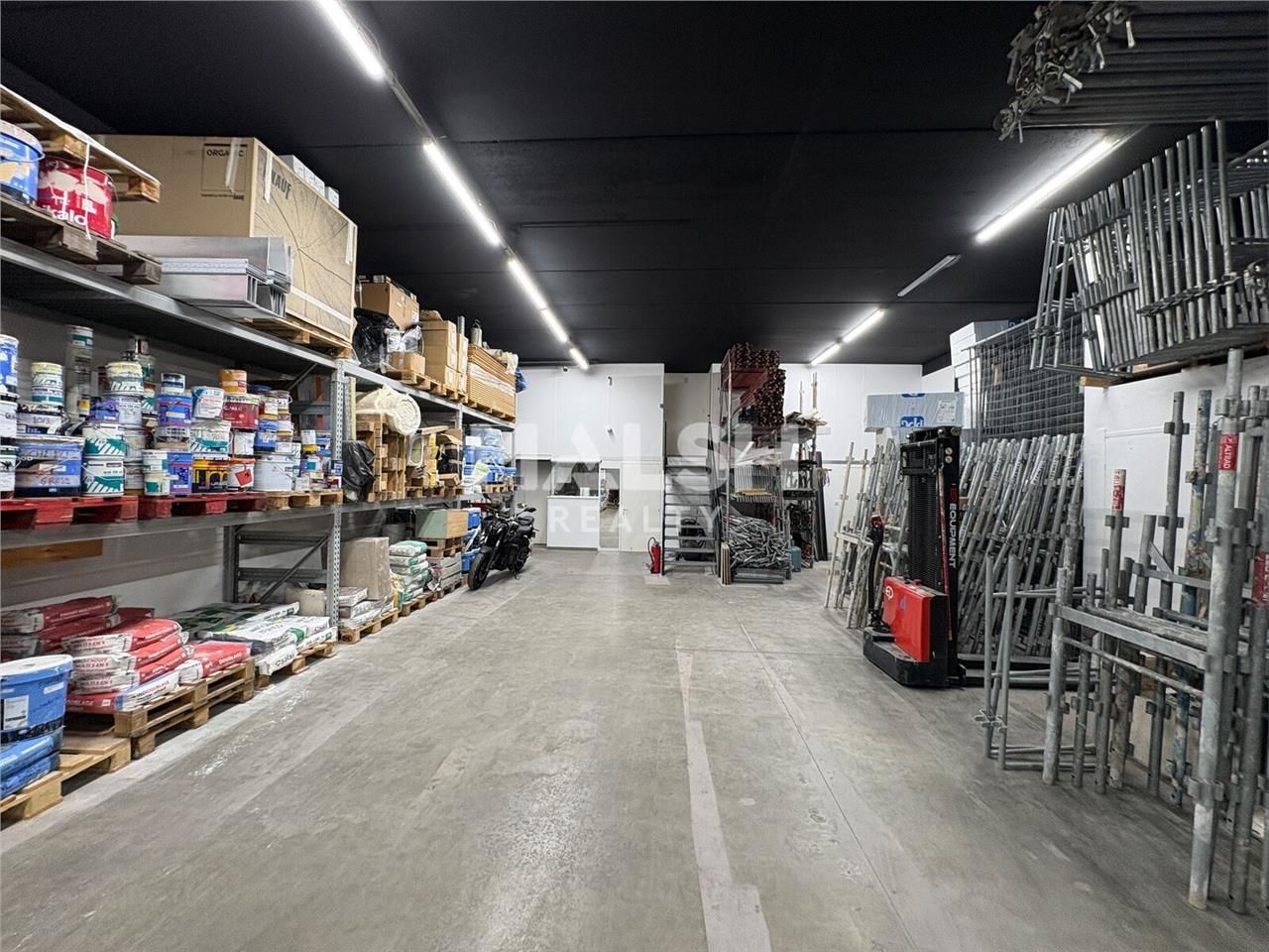 Au sein d'un parc d'activités à 4 min de l'autoro