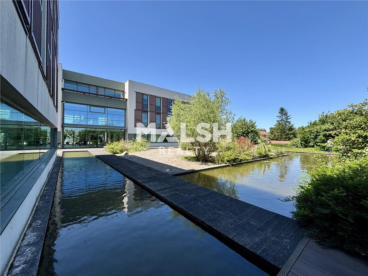 Nous vous proposons à la vente 335 m² de bureaux 