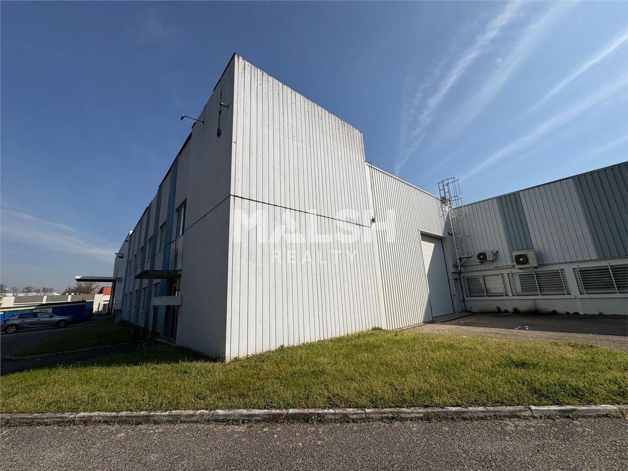 Au sein d'un parc d'activités sécurisé à Irigny, 