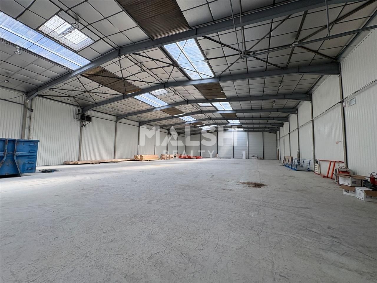 Au sein d'un parc d'activités sécurisé à Irigny, 