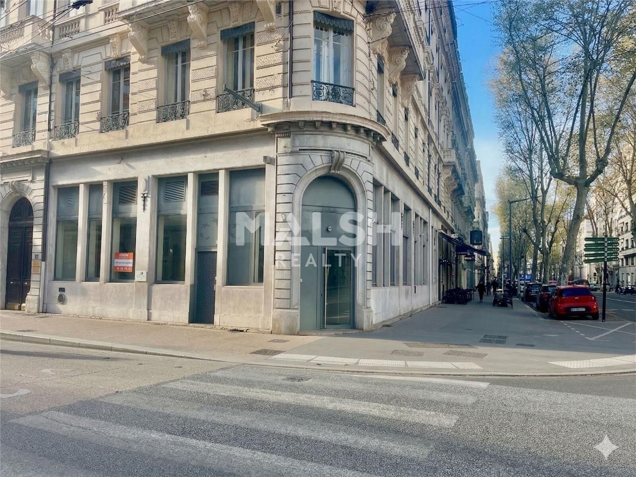 Nous vous proposons à la location, à l'angle des
