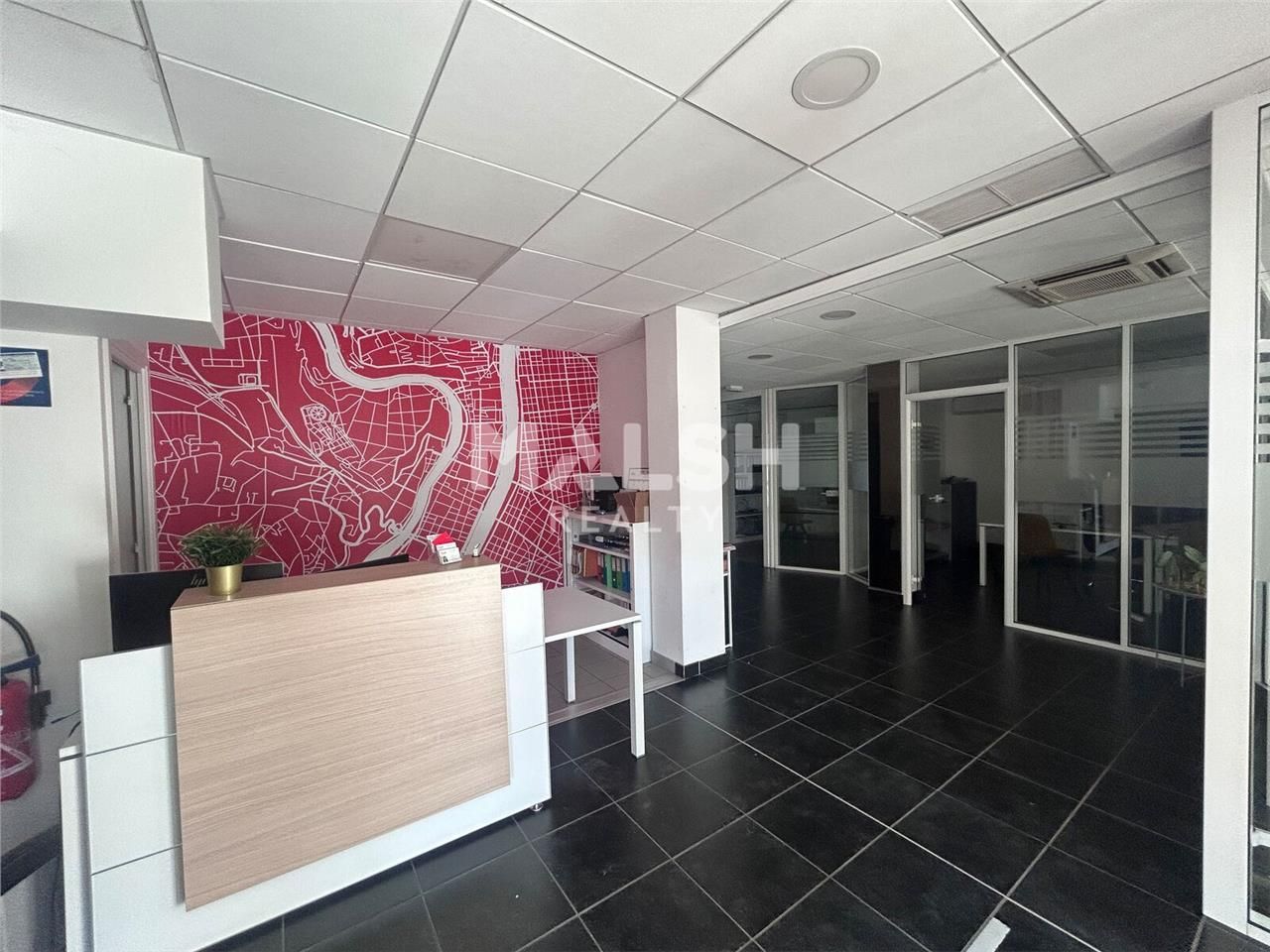 Nous vous proposons à la location un local de 194