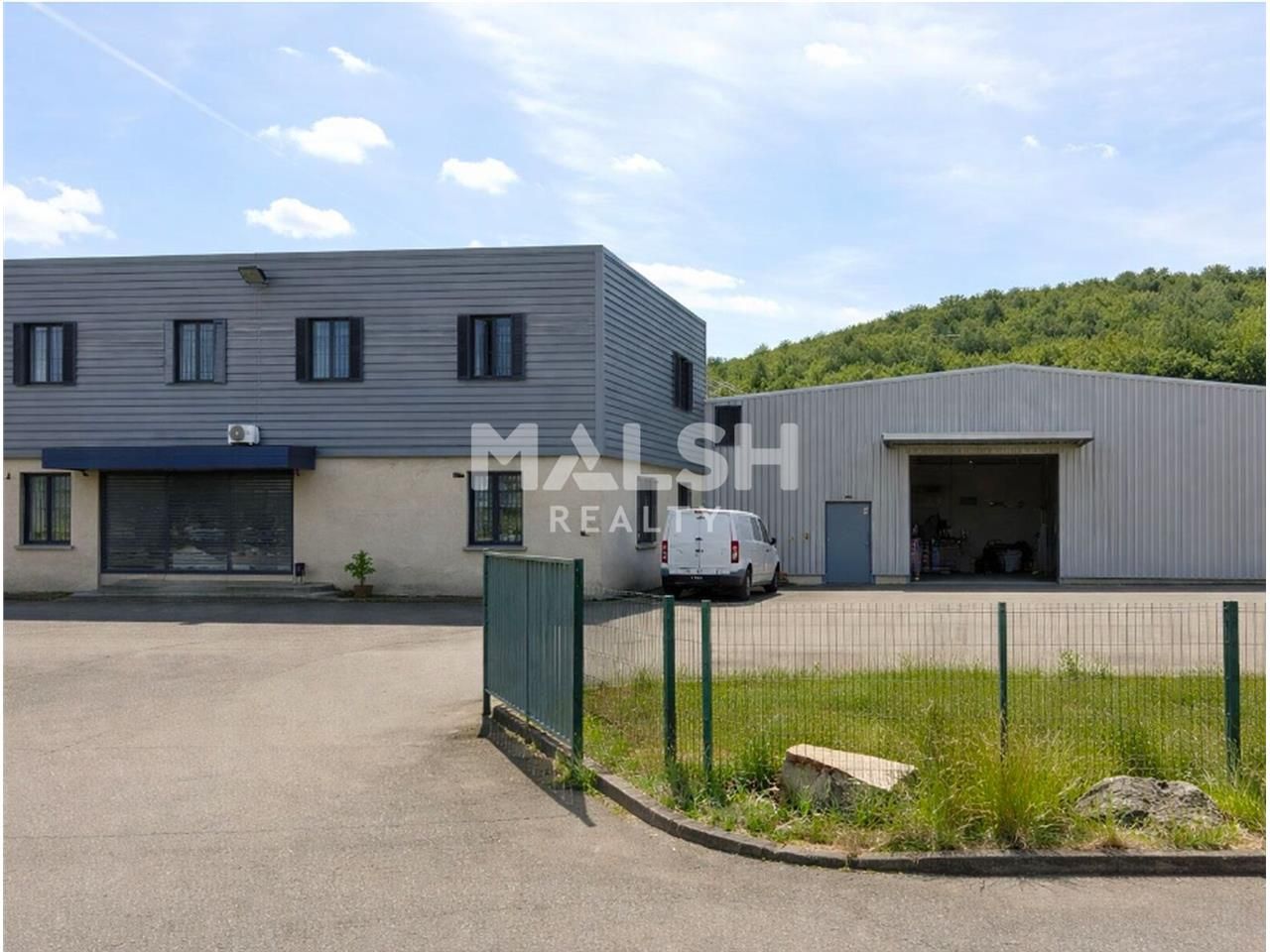 Sur un terrain indépendant et clos de 3 583 m², n