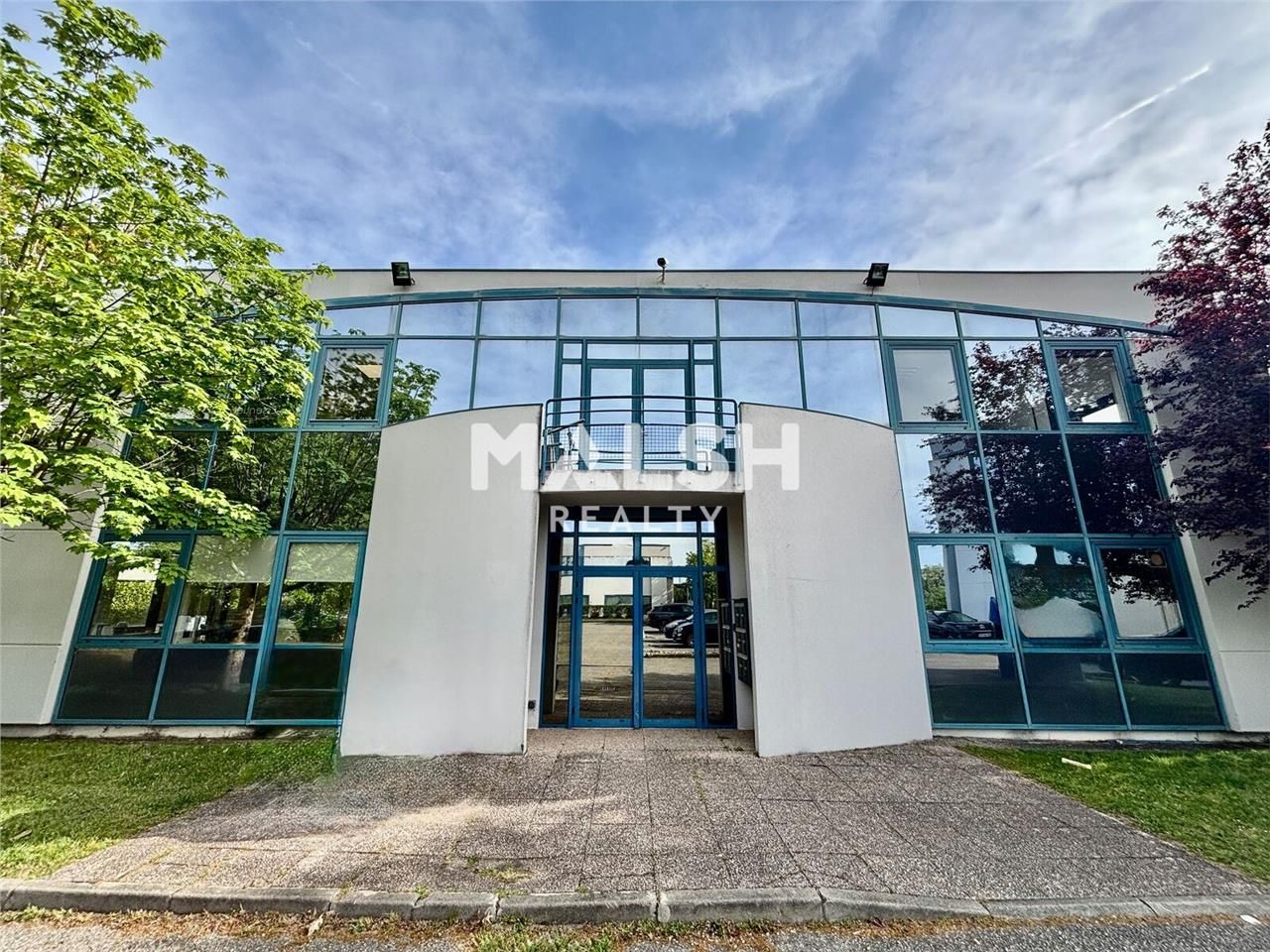 Nous vous proposons à la location 190 m² de burea