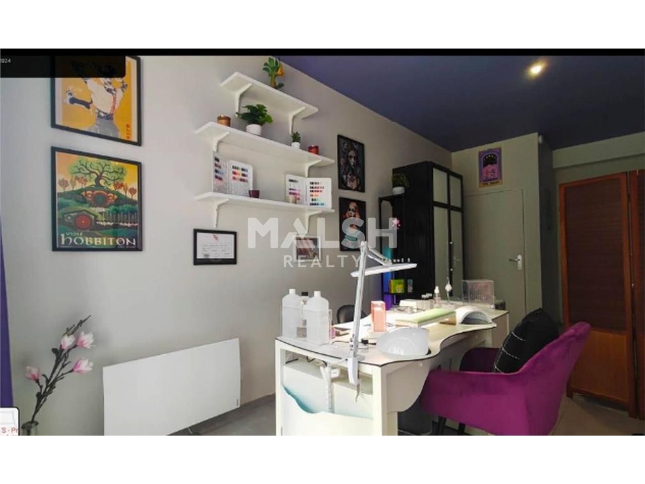 Au rez-de-chaussée d'un immeuble d'habitation, no