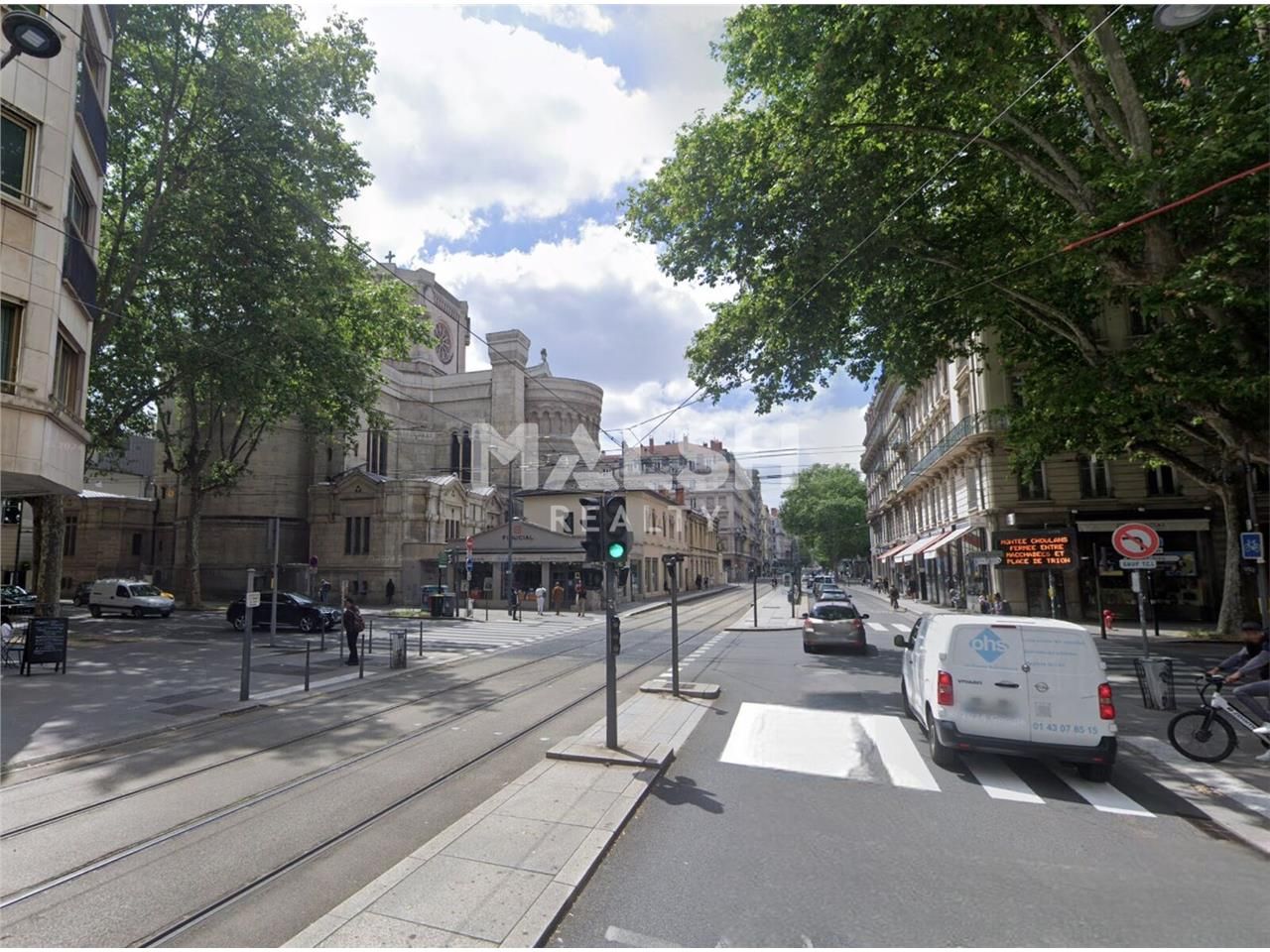 Nous vous proposons à la location un local commer