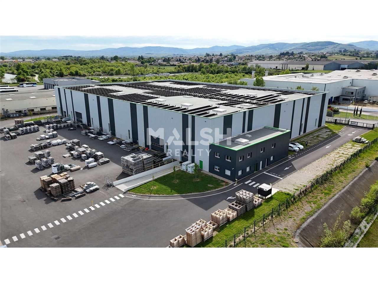 Sur un terrain indépendant de 11 200 m², nous vou
