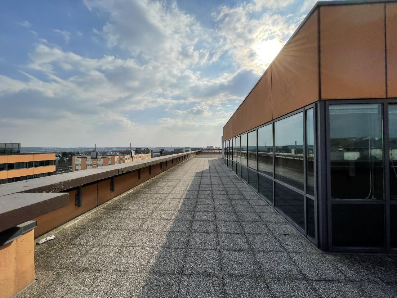 956.53 m² pour ce bureaux en location à Creteil