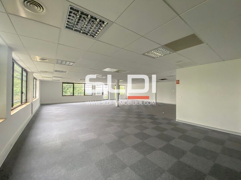 Au sein d'un parc tertiaire arboré et du pôle tec