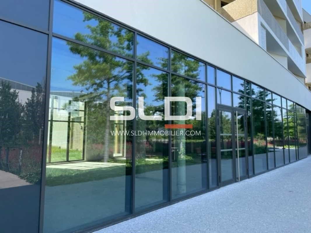 Bâtiment situé sur le "mail" au coeur du Grand Pa