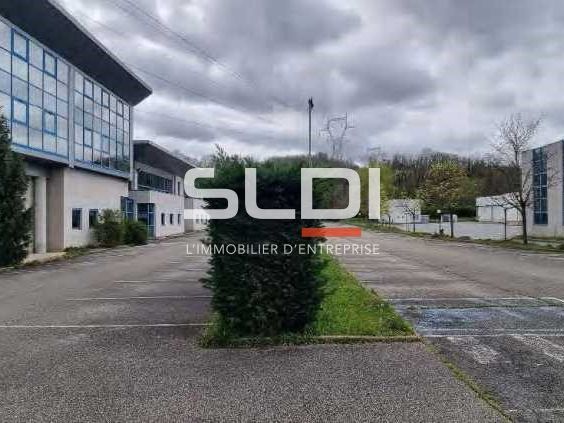 Un ensemble immobilier se composant de deux bâtim