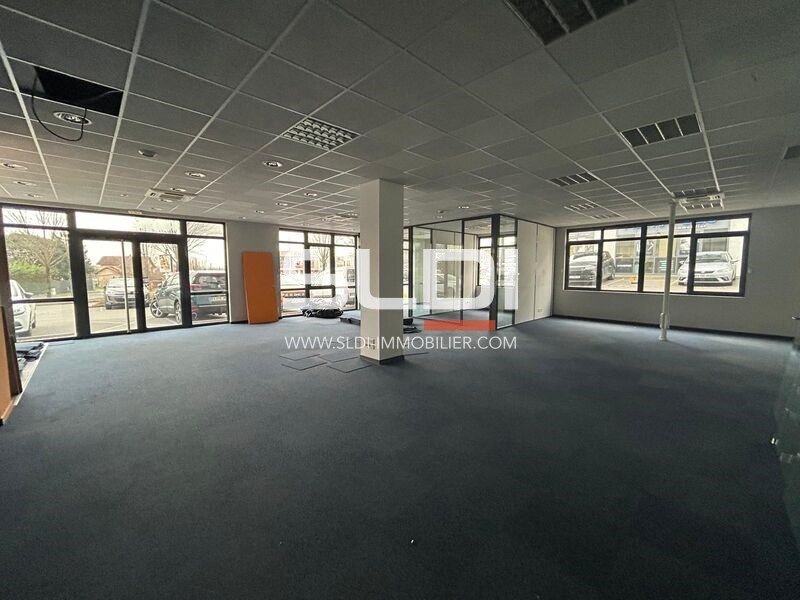 Découvrez cet espace commercial de 355 m² situé d