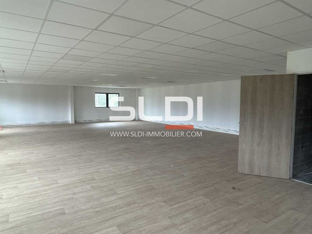 Idéalement situé proche de la sortie d'autoroute,