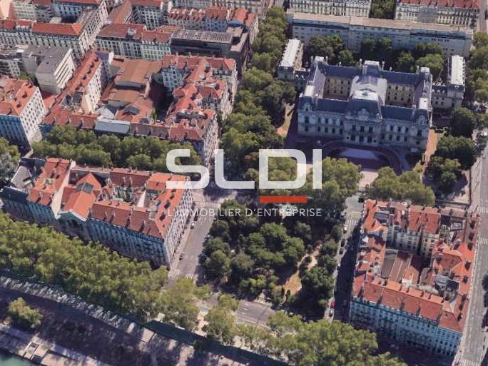 Profitez de cette opportunité rare avec ce local 