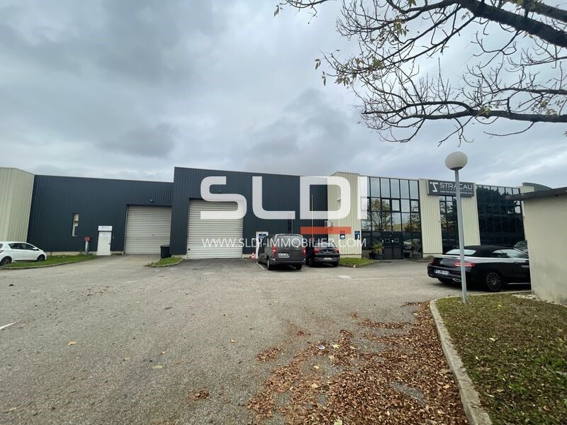 Locaux d'activités de 2 000 m² non divisibles à l