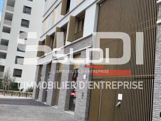 Idéalement situés au Carré de Soie, proximité imm